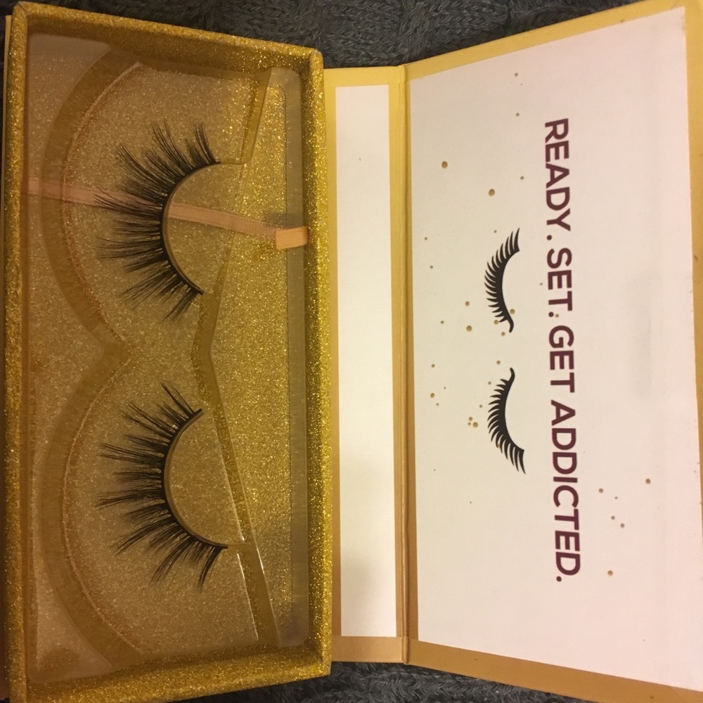 Lashaholic Luxury Lashes NEW